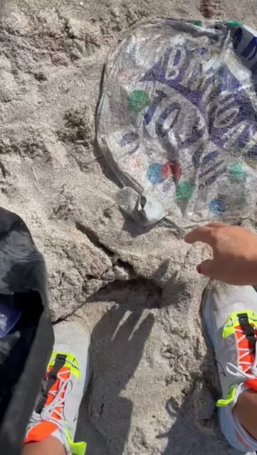 Todo lo que hoy llamamos basura, alguna vez fue algo que alguien eligió, compró y valoró. 🌍
Nada nace siendo un residuo. Todo tiene una historia y una vida antes de llegar al contenedor.
La pregunta es: ¿cómo podemos hacer que esa vida sea más larga? ♻️
A veces eso implica cuestionar y rechazar las cosas que nos encantan y que siempre hemos hecho, pero siempre podemos encontrar alternativas.
Ser más conscientes no significa dejar de celebrar, sino encontrar formas de hacerlo mejor. 💚