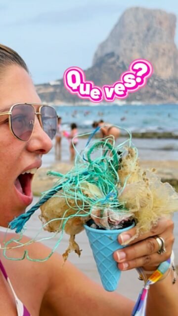¿EN QUÉ MOMENTO DEJAMOS DE VER?
Podemos estar frente a un mar espectacular, disfrutarlo, nadar en él, fotografiarlo… y al mismo tiempo nadar al lado de algo que no debería estar ahí y seguir de largo.
No es mío.
Yo no lo tiré.
No es mi problema.
Pero quizás ahí está justamente el problema.
Nos hemos acostumbrado a relacionarnos con la naturaleza como si fuéramos visitantes, cuando en realidad pertenecemos a ella.
Y pertenecer cambia las cosas.
Porque cuando sentimos que pertenecemos, conectamos. Cuando conectamos, aparece la empatía… Y cuando hay empatía, aparece también la responsabilidad de cuidar.
Todo lo que ves en este “helado” salió del mar en Calpe, Costa Blanca, España, en apenas unos 20 minutos. 🌊🍦
No hice esta pieza solo para mostrar basura.
La hice para provocar algo mucho más importante:
que volvamos a mirar.
Que volvamos a sentir.
Que volvamos a pertenecer.
Porque quizás antes de pedirle a alguien que cuide el planeta, necesitamos ayudarlo a recordar que también es parte de él.
Cada acción deja una huella.
La decisión es qué tipo de huella queremos dejar. 🌎
📹😎 @raybanmeta
Vaso Reusable @pirani_life
#EcoCodes #VolverAPertenecer #oceandebris #PequeñosCambios #trashtoart